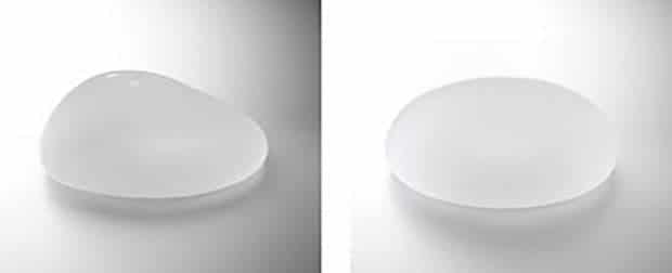 prothese en silicone dont l'enveloppe est texturée , a droite l'implant est rond et à gauche anatomique