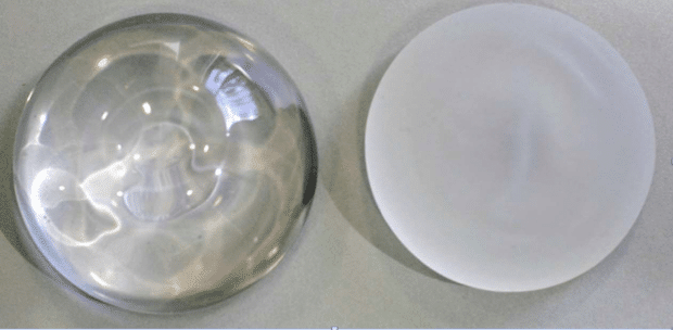 Différence entre une prothèse mammaire ronde à enveloppe lisse autorisée et une prothèse ronde à enveloppe texturée non autorisée