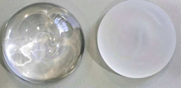 Prothèses mammaires rondes en silicone à enveloppe lisse et à enveloppe texturée